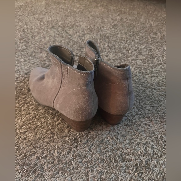 Blondo
Taupe
Size 8.5
Water Resistant
Suede
Ankle Boots
1.5” Heel - Picture 14 of 16